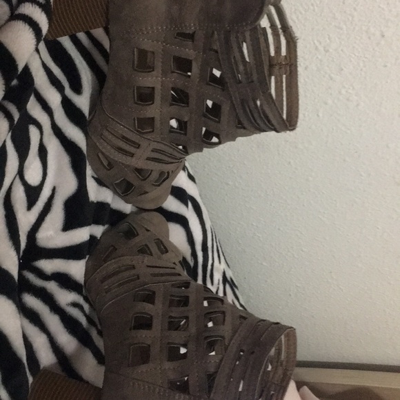 Heels - Picture 3 of 3